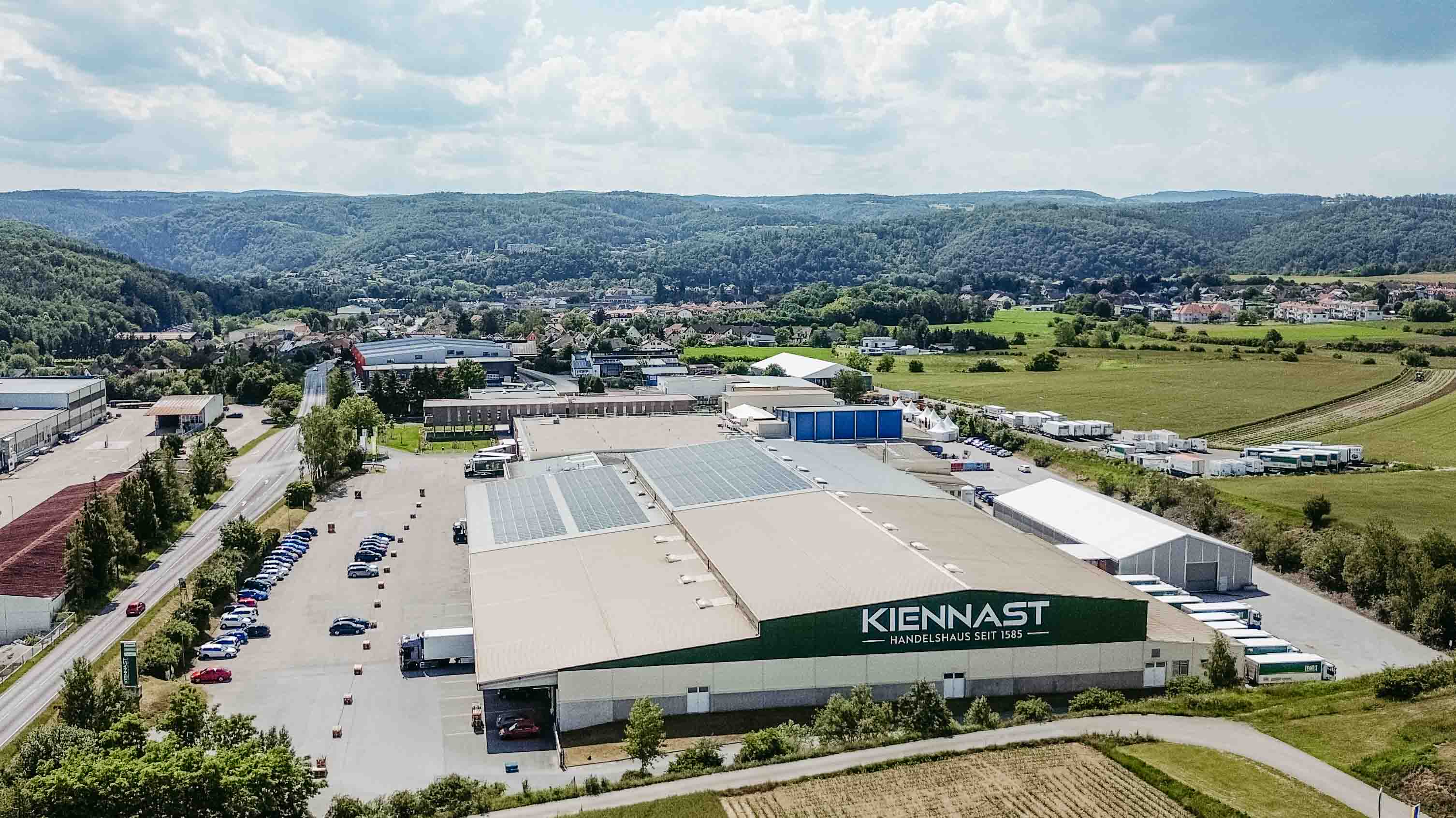 ....von unserem Logistikzentrum an der Ortseinfahrt von Gars am Kamp / © Handelshaus Kiennast