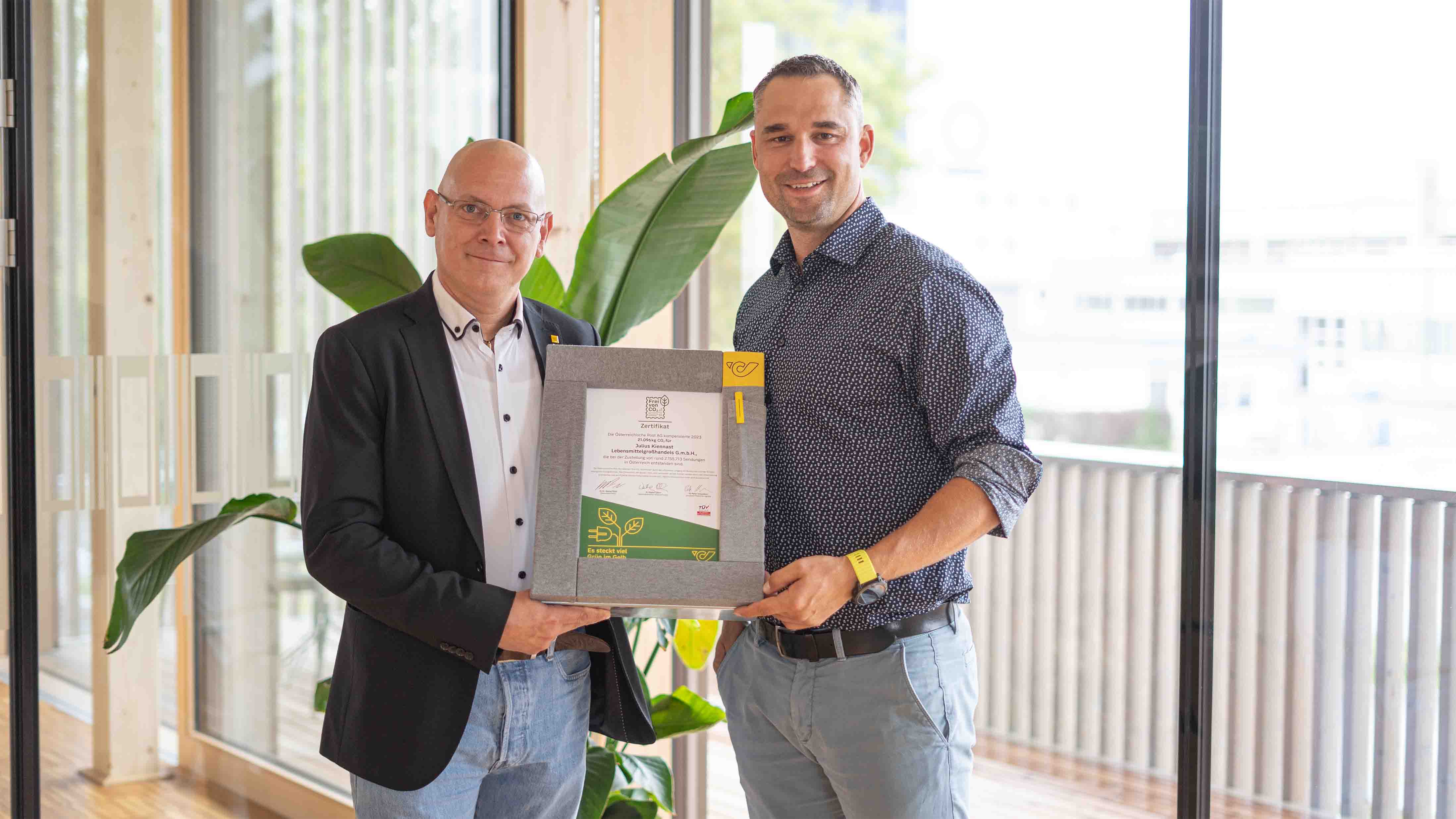 Am Foto von links: Franz Herzog (Österr. Post AG), Marco Seitinger (Vertriebsleiter Kiennast Lebensmitteleinzelhandel) Fotocredit: Handelshaus Kiennast